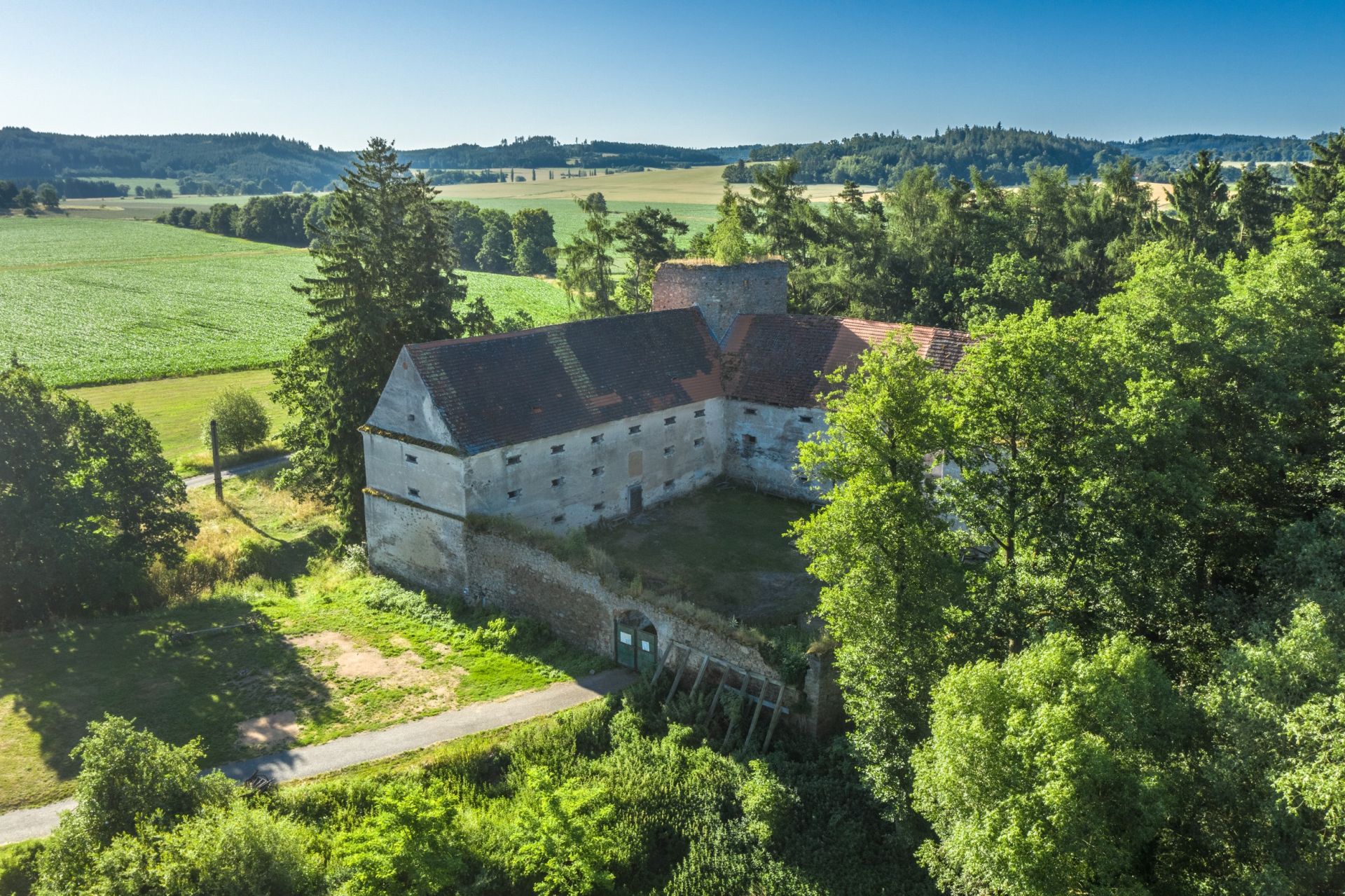 Hrad Buzice – jedinečná kulturní památka na prodej